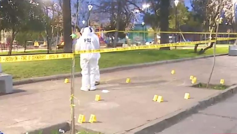 Confirman un muerto tras balacera en plaza del centro de Santiago: Dos grupos se habrían enfrentado