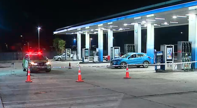 Conductor fue asesinado mientras cargaba bencina en servicentro de Huechuraba: Se investiga ajuste de cuentas