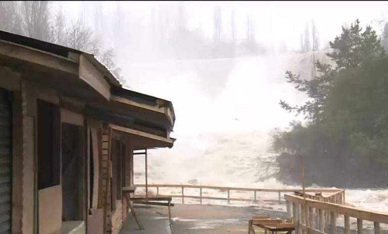 Registran en vivo la impresionante crecida del río Laja: Senapred solicitó evacuar el sector