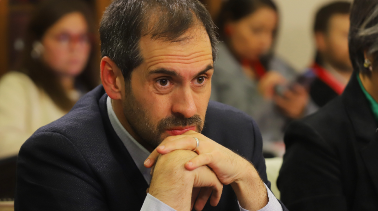 Chats e información clasificada: Lo que se sabe del robo de celular que afectó al ministro Grau