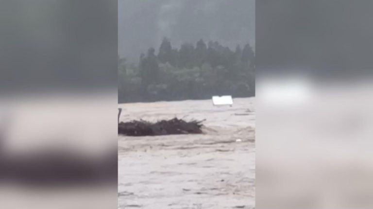 Impresionante registro: Viviendas son arrastradas completas tras desborde del río Maule