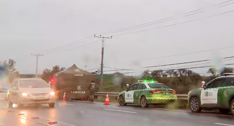 Macabro hallazgo en Ruta 68: Encuentran cuerpo baleado y con heridas cortantes al costado de calzada