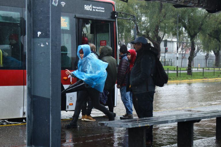 Sistema frontal llegó a la capital: ¿A qué hora y hasta cuándo lloverá con mayor intensidad en la RM?