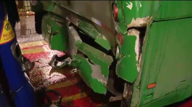 Colisión de Buses RED en Santiago Centro producto de las lluvias terminó con varios pasajeros lesionados