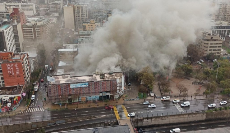 Incendio afectó a cité en Santiago Centro: 17 compañías y 24 carros llegaron al lugar