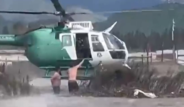 Carabineros realizó dramático rescate en helicóptero de cuatro personas aisladas en El Monte