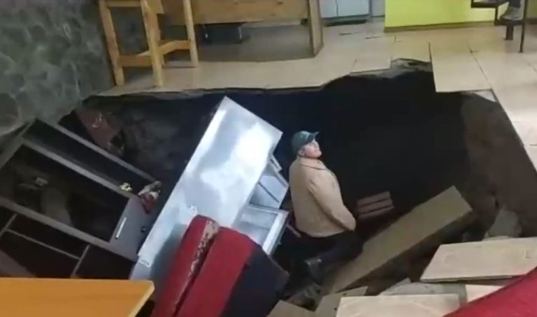 Insólito: Socavón de más de un metro apareció en pleno living de una cabaña en Coliumo