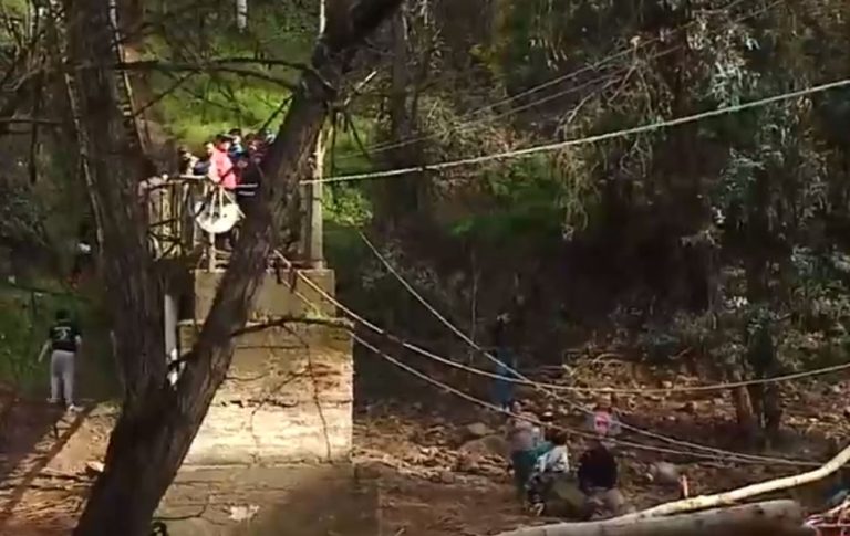 Familias están aisladas: Cayó puente por crecida de estero y reciben alimentos a través de una cuerda