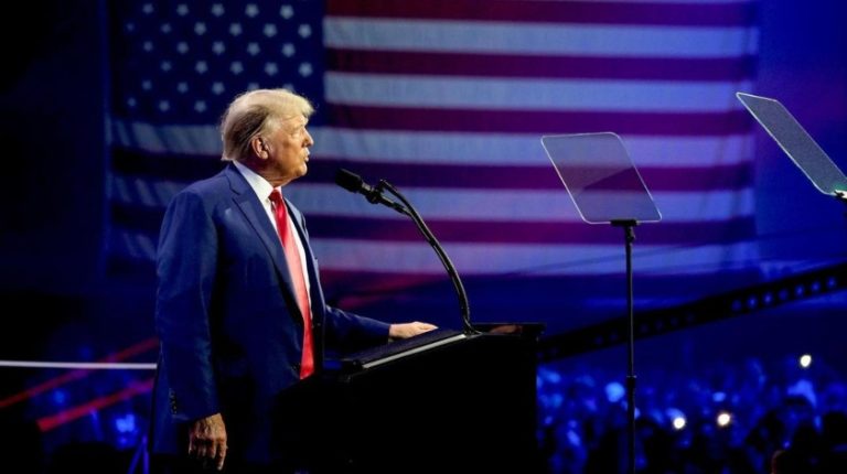 Inédito en la historia de Estados Unidos: La foto policial de Donald Trump tras presentarse ante la justicia