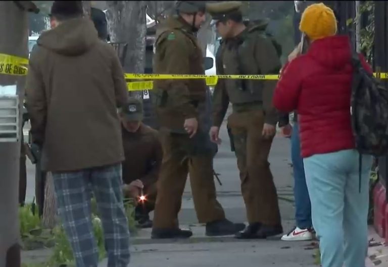 Funcionario de Carabineros fue asaltado con subametralladora en Puente Alto: Un delincuente está herido