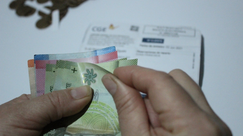 ¿Se puede prohibir pagar en efectivo en el comercio? Esto dice la ley ...