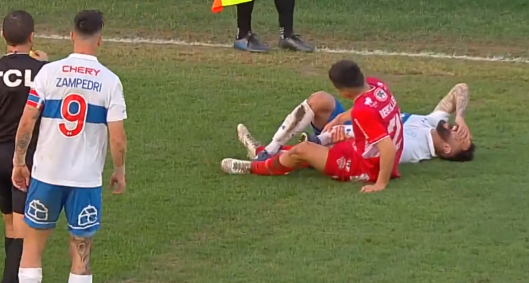 Salió en camilla: La brutal lesión del Keno Mena tras fuerte choque con el 