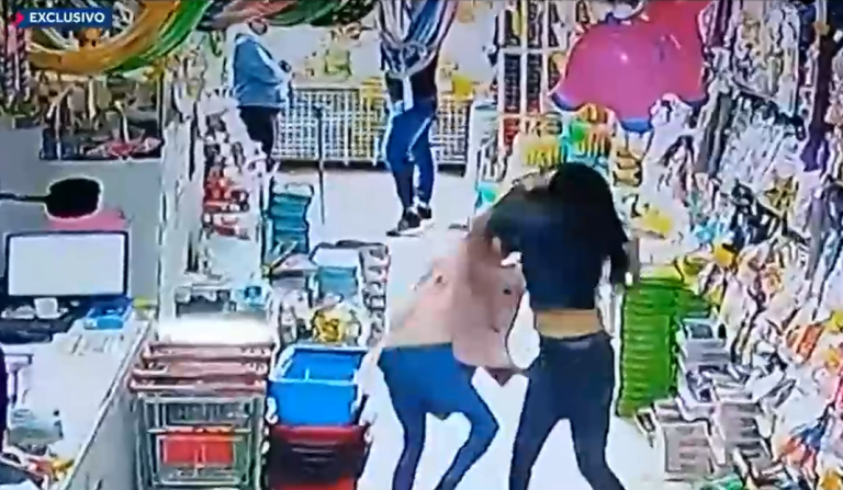 Encerrados en su propio negocio: Video registró brutal golpiza de ambulantes a comerciante china en Meiggs