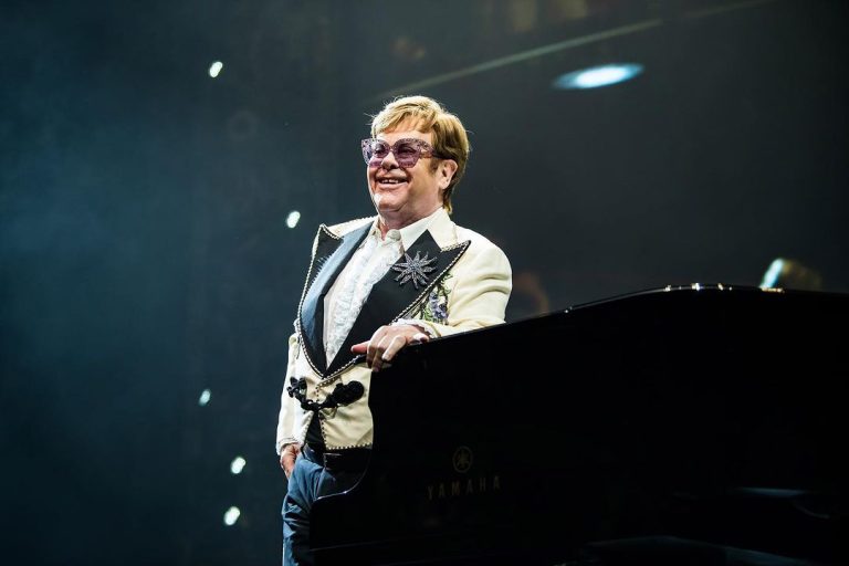 Alarma por Elton John: Fue hospitalizado tras sufrir caída en su casa en Francia