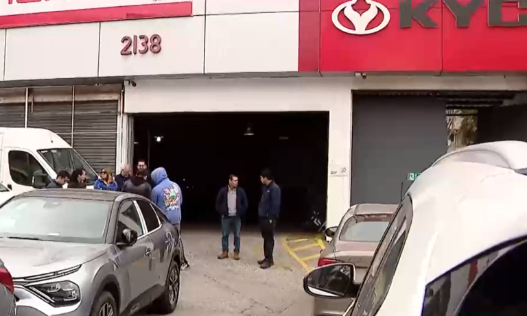 Robaron 6 vehículos y una caja fuerte desde automotora en pleno centro de Santiago