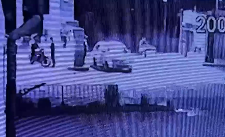 Motociclista arrastró y baleó a bombero tras no pagar en servicentro: Cámaras registraron los disparos