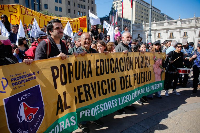 Colegio de Profesores votará este jueves si continúa o baja el paro