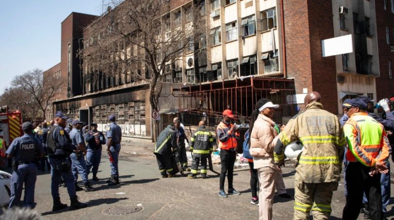 Incendio a un edificio arrendado a ONG terminó con 74 muertos en Sudáfrica