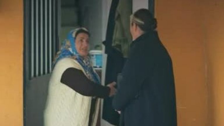 “Melek es una niña muy importante para mí”: Gönül fue al vecindario de Sule e hizo notar su presencia