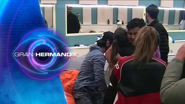 “Aquí están los amigos que te van apoyar Ale”: El emotivo abrazo grupal para Alessia