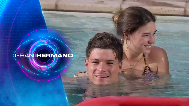 ¿Un romántico paseo? Alessia y Raimundo comparten un tierno momento en la piscina