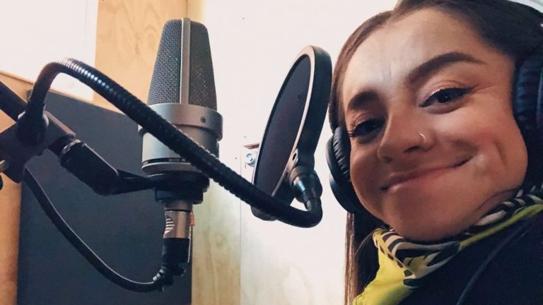 ¡Melek tiene un lazo con Chile! Conoce a la actriz que dobla su voz en español