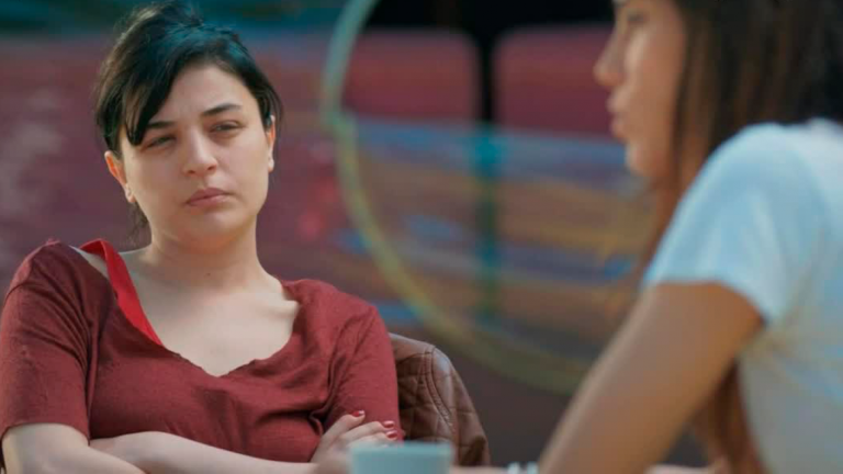 Sule tiene cara a cara con Zeynep y le advierte que Melek no la quiere ver