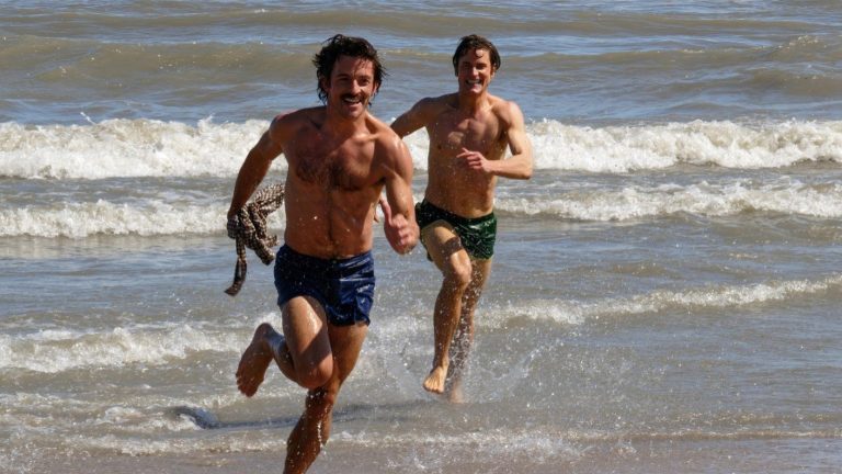 Paramount+ estrena Compañeros de Viaje, serie protagonizada por Matt Bomer y Jonathan Bailey