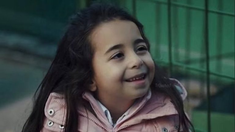 Pasito a pasito: ¡Melek aprendió español gracias a un hit histórico de reggaetón!