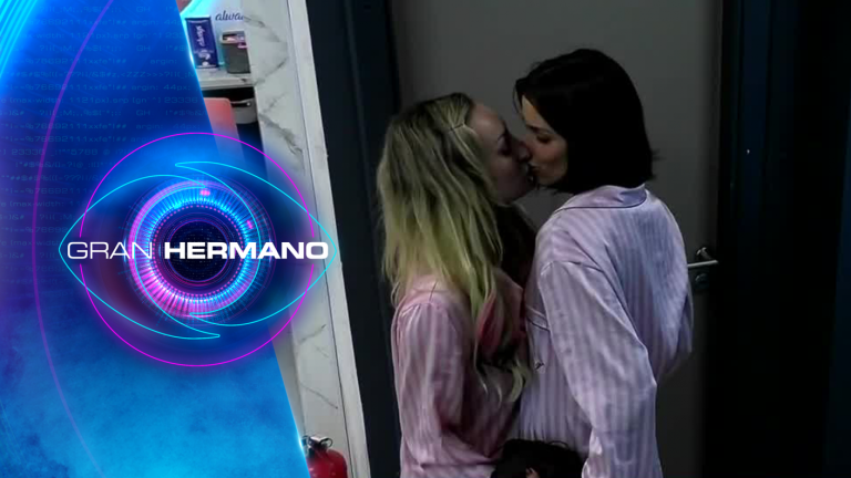 Hasta las pillaron: Constanza y Francisca se besaron apasionadamente tras la Fiesta de Gran Hermano