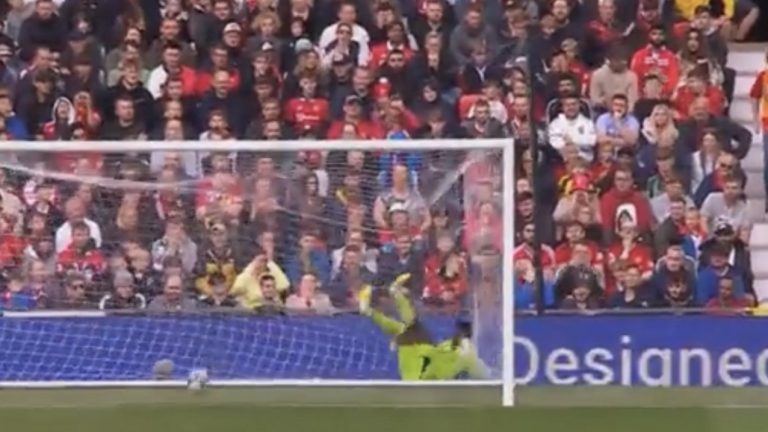 Golazo provocó estrepitosa caída de arquero del Manchester United en duelo ante el Lens