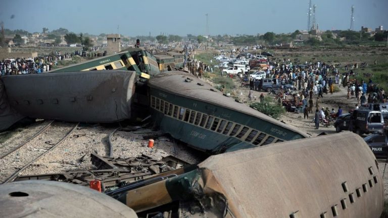 Video muestra momentos posteriores a grave descarrilamiento de tren en Pakistán: Hay al menos 30 personas fallecidas