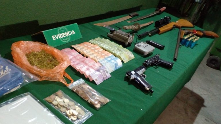 Detienen a menor de edad por disparos a Carabineros: Casa donde se encontraba mantenía armas y drogas