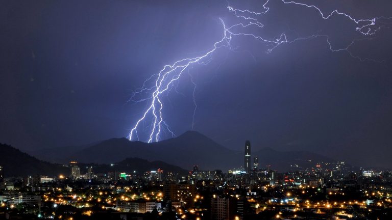 Senapred emite Alerta para tres regiones del país ante posibles tormentas eléctricas