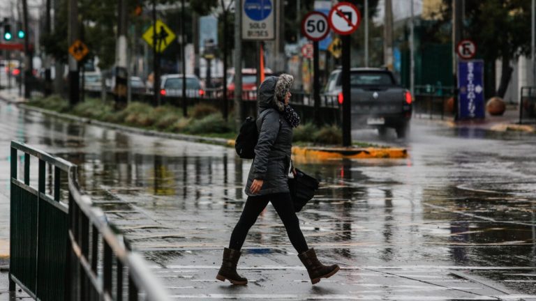 ¿Y la lluvia para cuándo? La hora en la que el sistema frontal podría dejarse en Santiago este jueves