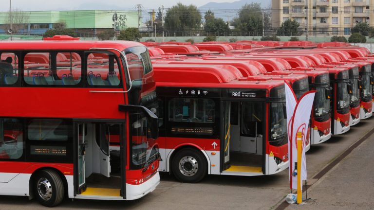 Como en Londres: Así son los buses eléctricos de dos pisos que podrás tomar en Santiago