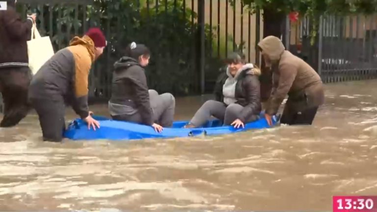 Sistema frontal dejó una villa completa bajo el agua en Talca: Vecinos salen en kayak desde sus casas