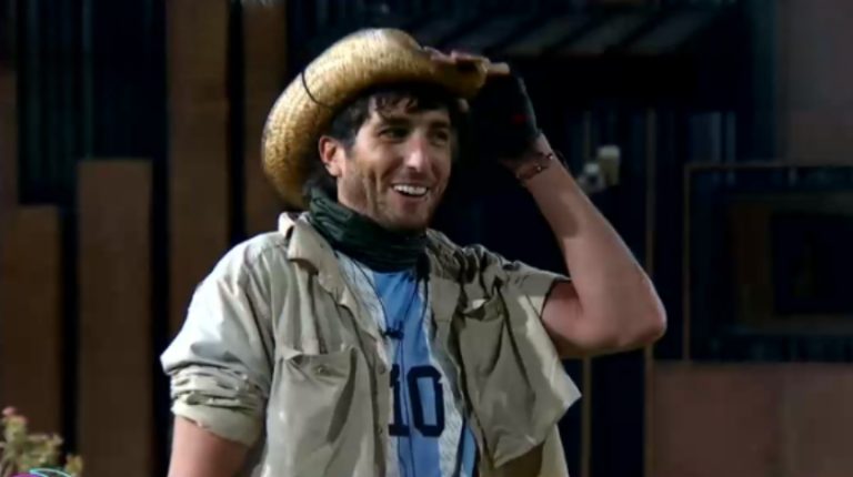 ¡Como Dios la trajo al mundo! Pincoya recibió a Fede con desinhibido piscinazo