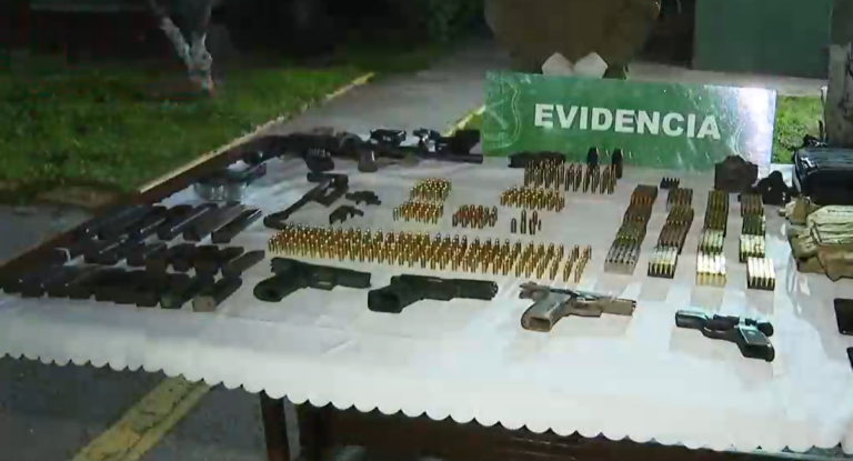 Hallaron 8 kilos de cocaína, pistolas y armamento de guerra en departamento de La Pintana