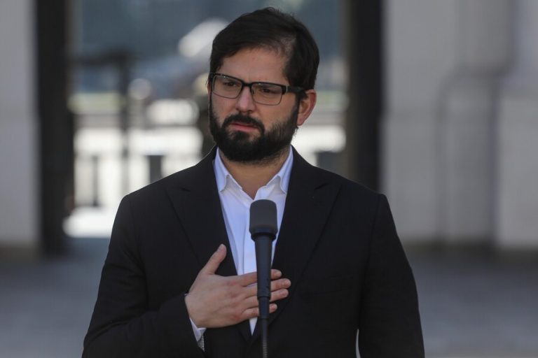 Pdte. Boric lamentó muerte de carabineros tras fatal choque: 