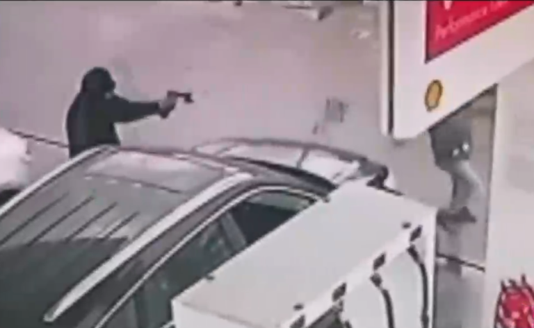 Hombre fue asesinado mientras cargaba bencina en Curicó: Le dispararon unas 10 veces