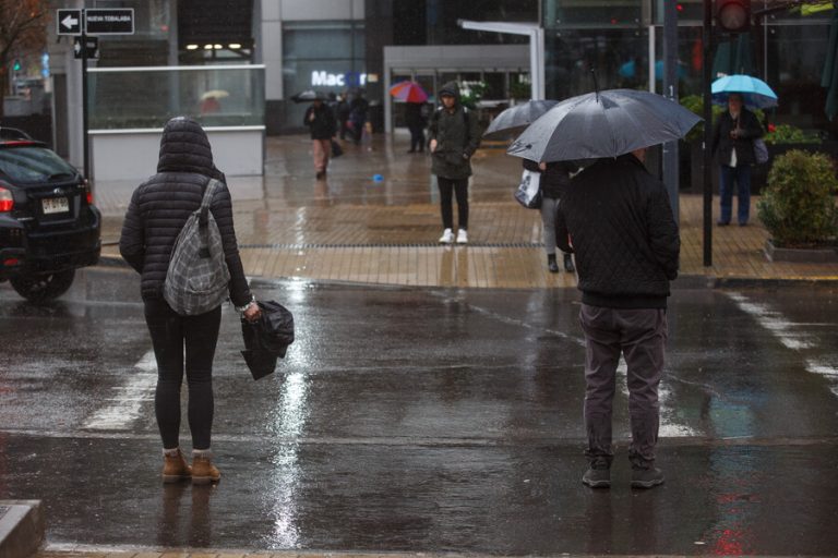 Este miércoles llueve en Santiago: ¿Desde qué hora y hasta qué día durarán las precipitaciones?