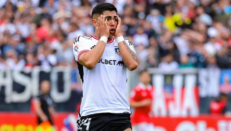 Colo Colo aplica severo castigo a Jordhy Thompson tras participar en partido de fútbol amateur