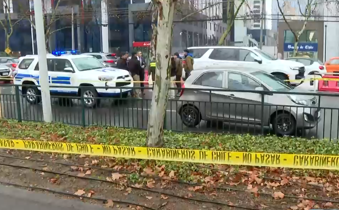 Encuentran cuerpo dentro de un auto en Las Condes: Investigan si era conductor de aplicación