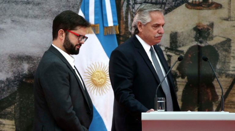 Gobierno argentino quitó dos condecoraciones a Augusto Pinochet otorgadas en 1993