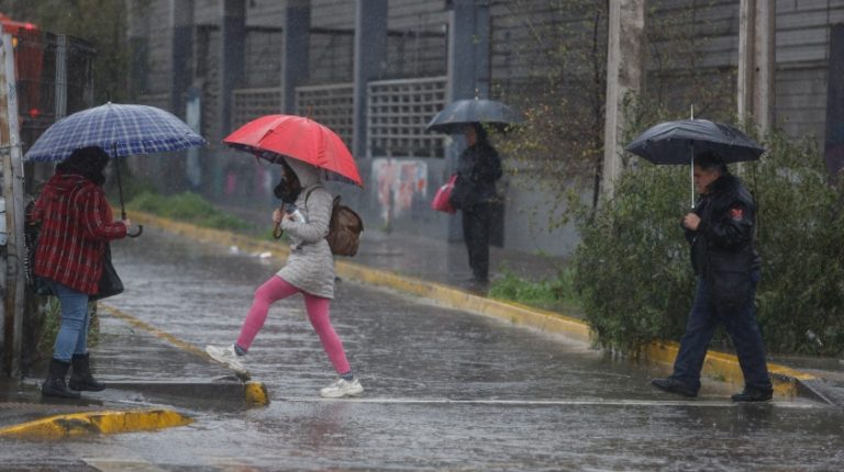 Sistema frontal mantiene en alerta desde la RM a Los Ríos