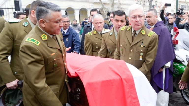 Masiva despedida y ascenso póstumo para los carabineros fallecidos tras choque en persecución