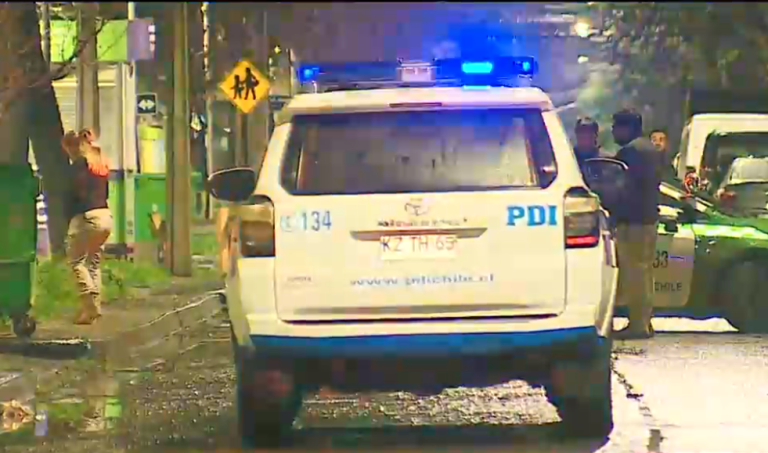 Macabro crimen en Santiago Centro: Hombre fue hallado sin vida en la calle baleado y apuñalado