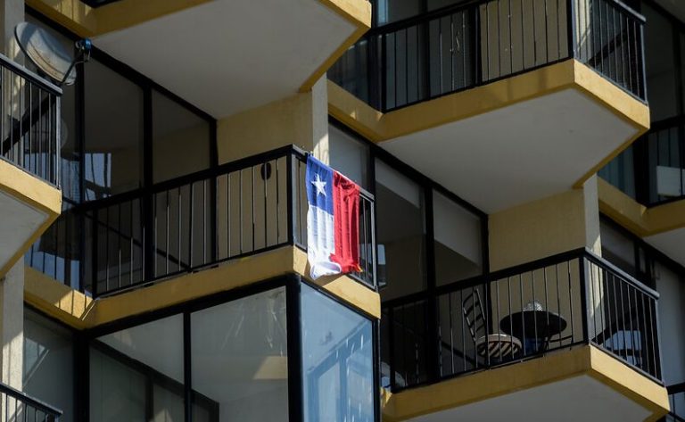 ¿En qué casos es obligatorio usar la bandera chilena durante las Fiestas Patrias?