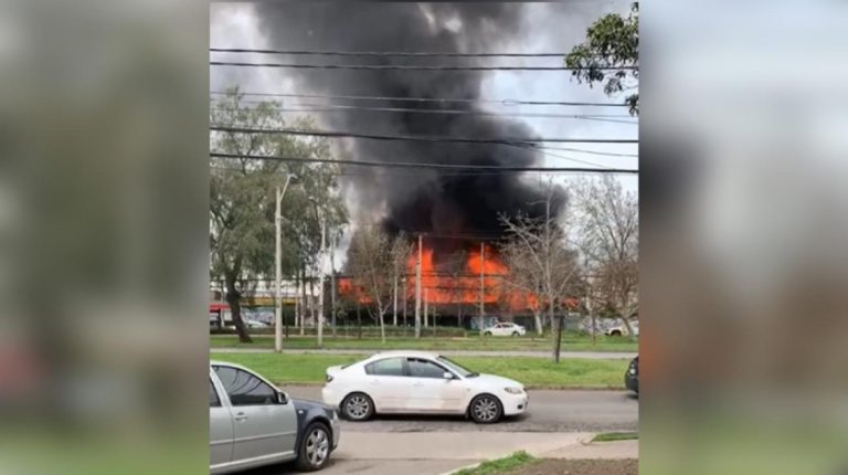 Incendio de grandes proporciones afectó a empresa constructora en Estación Central
